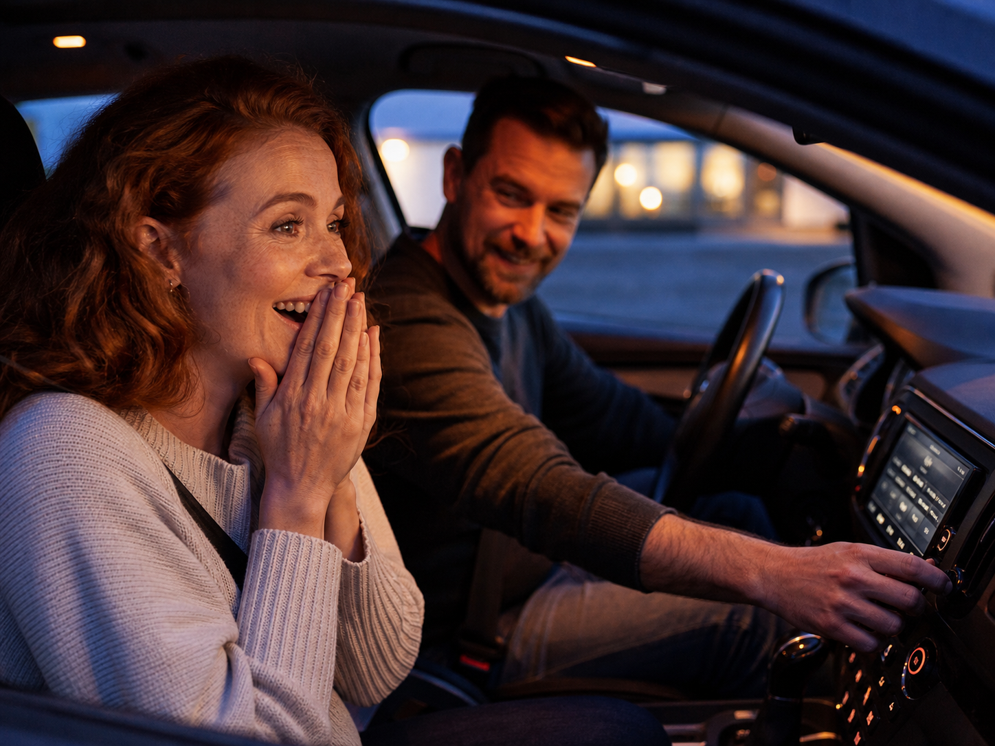 Paar sitzt glücklich zusammen im Auto